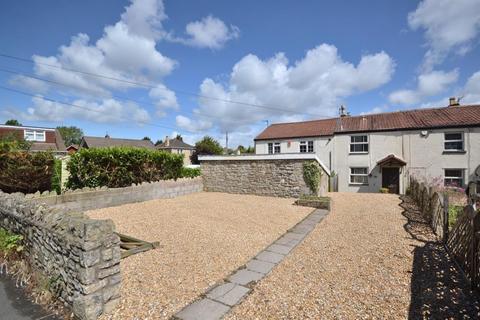 2 bed property, in Queens Road, £210,000