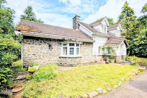 2 bed property, in Llanarthney, £199,000