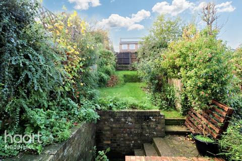 3 bed property, in Stock Hill, £375,000