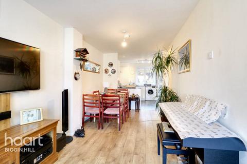 3 bed property, in Stock Hill, £375,000
