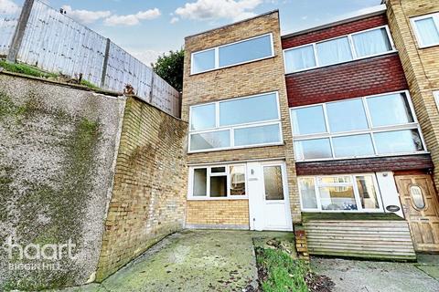 3 bed property, in Stock Hill, £375,000