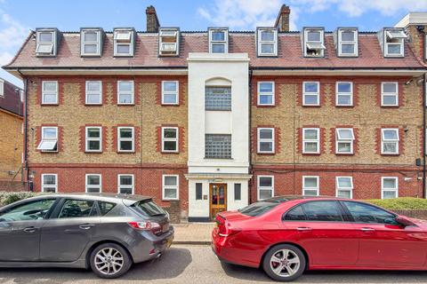 3 bed property, in Germander Way, £350,000