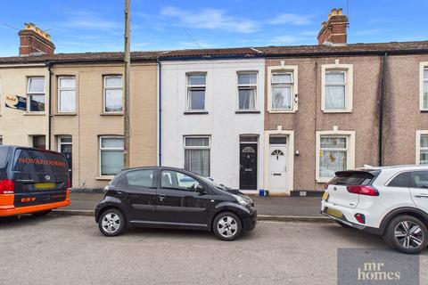 2 bed property, in Rolls Street, £200,000