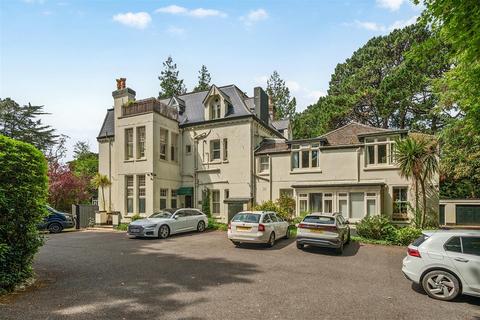 2 bed property, in Western Court, £350,000
