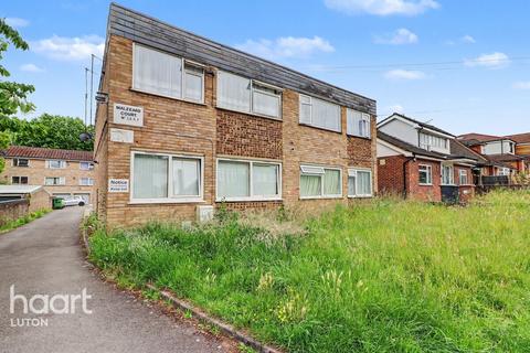 2 bed property, in Malzeard Road, £175,000