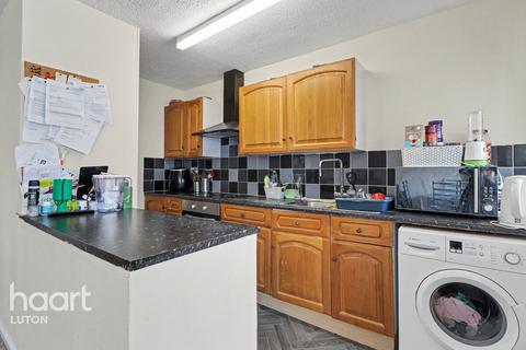2 bed property, in Malzeard Road, £175,000