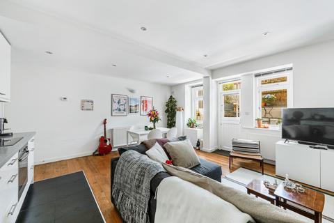 1 bed property, in Comeragh Road, £480,000