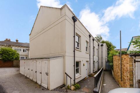 4 bed property, in Compton Avenue, £595,000