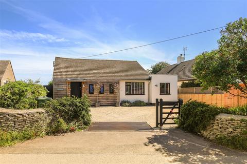 3 bed property, in Hampton Green, £675,000