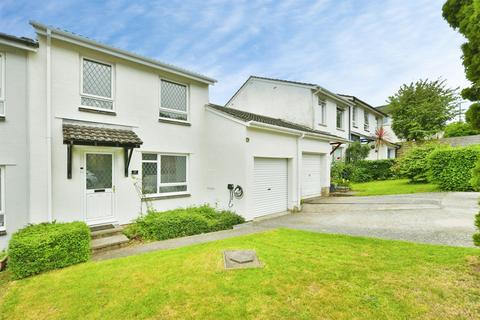 3 bed property, in Hawks Park, £300,000