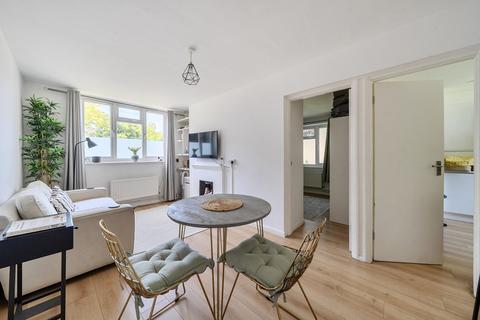 1 bed property, in Walpole Close, £350,000