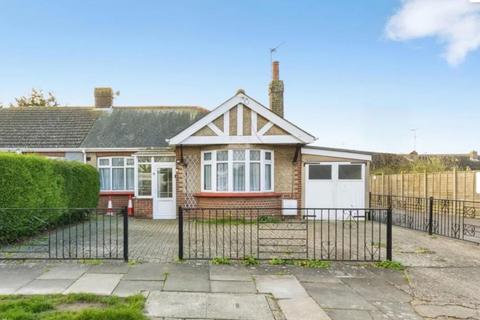 2 bed property, in Lake Avenue, £245,000
