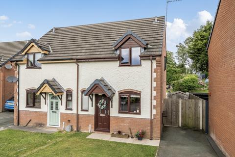 2 bed property, in Martins Field, £185,000