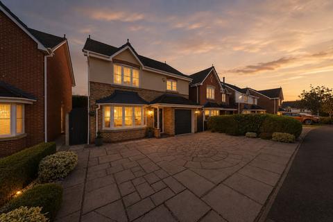 4 bed property, in Kensington Way, £450,000