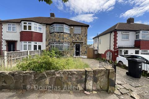 3 bed property, in Carlisle Gardens, £575,000