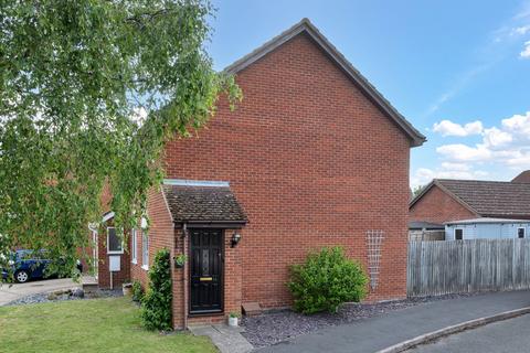2 bed property, in Sparrowhawk Way, £260,000