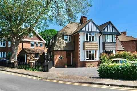 3 bed property, in Hartford Road, £395,000