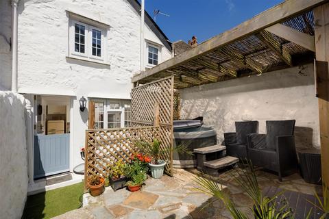 2 bed property, in Street-An-Pol, £575,000