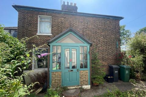 2 bed property, in Redhill RH1, £350,000