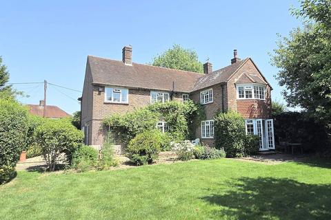 4 bed property, in The Close, £875,000
