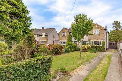 3 bed property, in Lee Close, £280,000