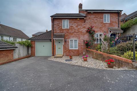 2 bed property, in Honeymead Lane, £225,000