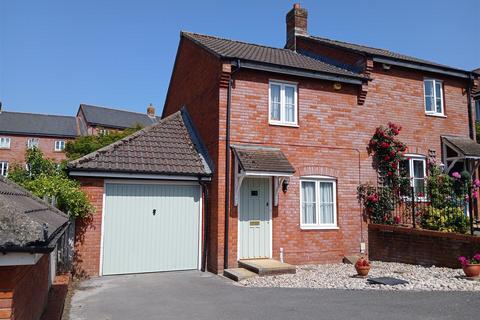 2 bed property, in Honeymead Lane, £215,000