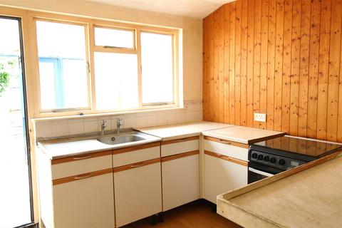 3 bed property, in Kings Road, £150,000