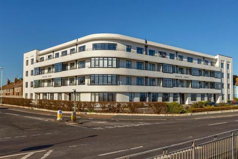 2 bed property, in Brighton Road, £230,000