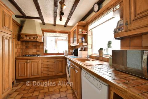 2 bed property, in Bridge Road, £370,000