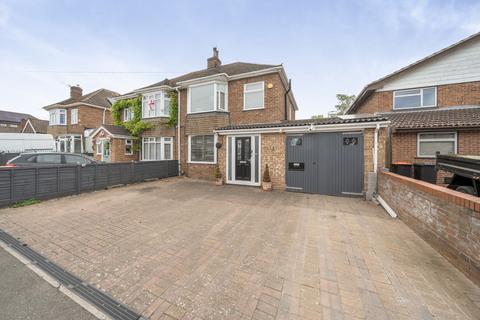 3 bed property, in Evelyn Road, £450,000