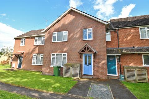 3 bed property, in Edmondscote Road, £285,000