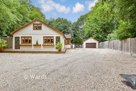 5 bed property, in Lords Wood Close, £895,000