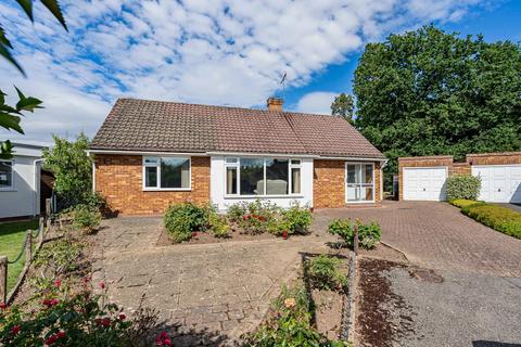 2 bed property, in Eastwick Park Avenue, £685,000