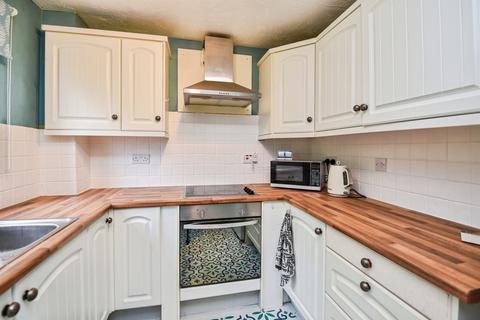2 bed property, in Upper Whatcombe, £200,000
