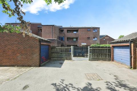 1 bed property, in Tee Side, £160,000