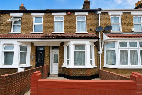 3 bed property, in Lea Road, £499,950