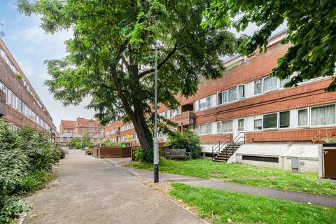 1 bed property, in Banbury Street, £300,000