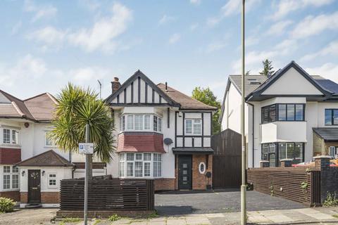 3 bed property, in Elliot Road, £995,000