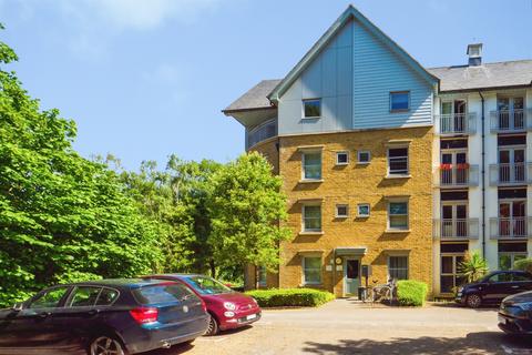 2 bed property, in St. Andrews Close, £210,000