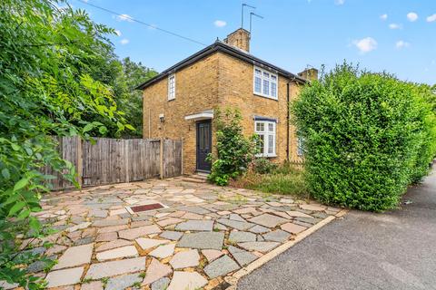2 bed property, in Hunston Road, £465,000