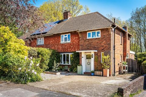3 bed property, in Chestnut Copse, £625,000