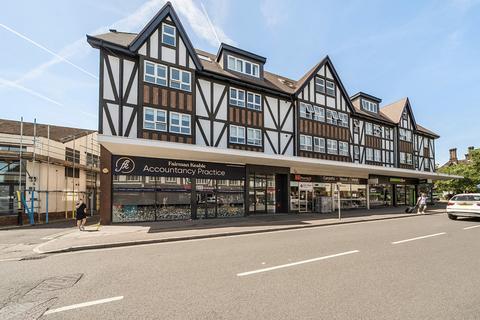 2 bed property, in Fairway, £400,000