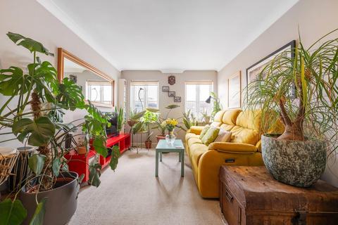 2 bed property, in Combermere Road SW9, £475,000