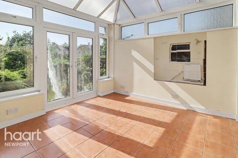 3 bed property, in Aston Crescent, £200,000