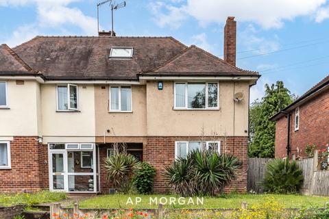 4 bed property, in The Broadway, £300,000