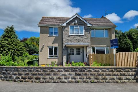 3 bed property, in Ashleigh Road, £425,000