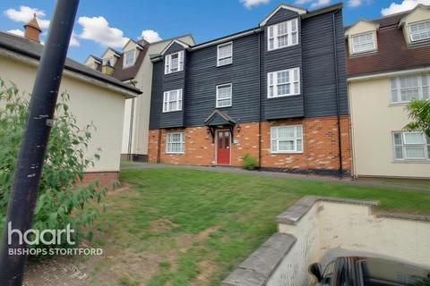 2 bed property, in Bishop's Stortford CM23, £245,000