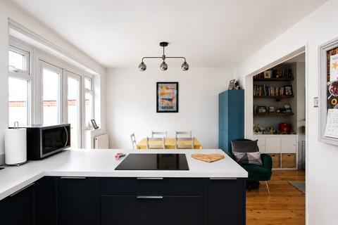 3 bed property, in Binhay Road, £365,000