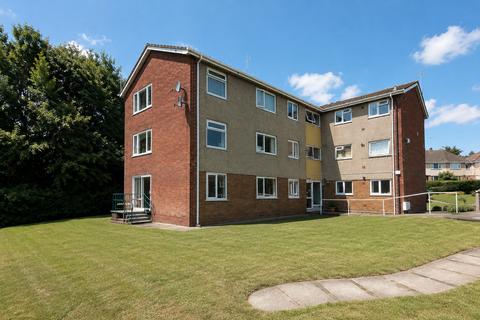 2 bed property, in Lee Court, £180,000